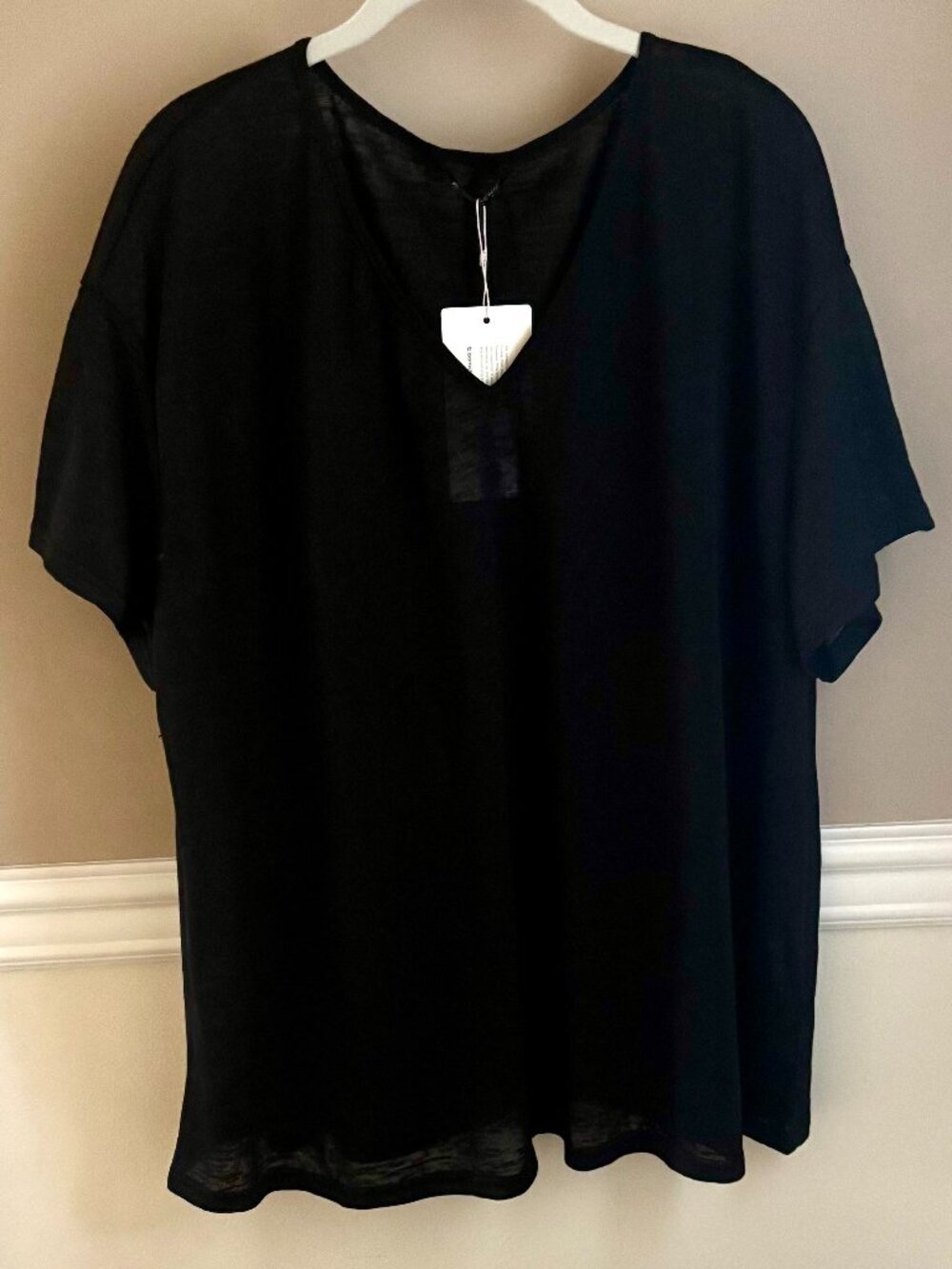 BLOOMCHIC V-NECK TOP Size 12 in color Black